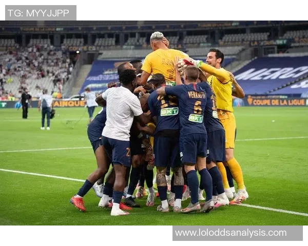 德甲精彩对决：里昂与巴黎圣日耳曼平局后点球大战引发全场热烈反响